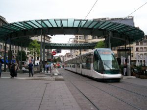 1200px-TramStrasbourg_lineA_HommeFer_versIllkirch