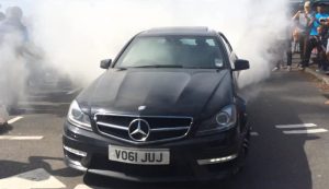 random-c-63-amg-burnout-gathers-crowd-video-79989_1