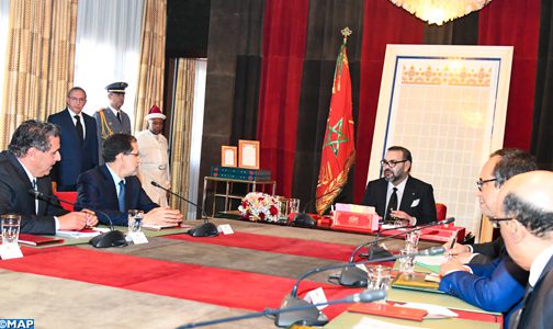 SM-le-Roi-préside-une-séance-de-travail-problématique-de-leau-M-504x300