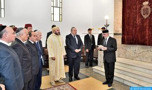 SM-le-Roi-visite-sinagogoue-504x300