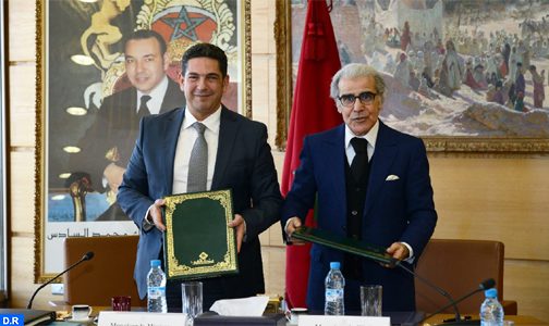 Signature-dun-accord-de-partenaria_Amzazi_Bank-Al-Maghrib_M-504x300