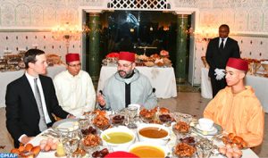 SM_le_Roi_offre_un_iftar_en_l'honneur_Jared_Kushner_M[1]