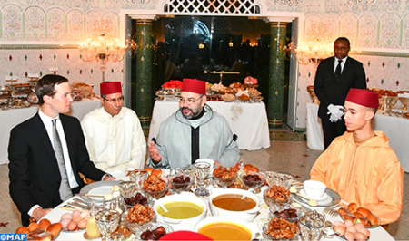 SM_le_Roi_offre_un_iftar_en_l'honneur_Jared_Kushner_M[1]
