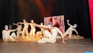 Le coup d'envoi de la 12ème édition du festival national du théâtre amazigh, organisée par l'Association marocaine de la recherche et de l'échange culturel avec d'autres partenaires jusquaux 28 courants, a été donné jeudi (25/12/14) à la municipalité d'A