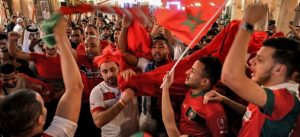 الجماهير-المغربية-خلال-احتفالها-بتأهل-منتخب-بلادها-إلى-دور-الـ16-من-كأس-العالم-قطر-2022