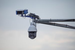 camera-controle-vitesse-surveillance-du-trafic-est-installee-au-dessus-route-structures-metalliques-contre-ciel_160152-3542