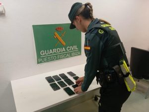 guardia-civil-incauta-telefonos-alta-gama-aeropuerto-ibiza