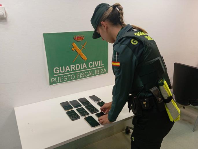 guardia-civil-incauta-telefonos-alta-gama-aeropuerto-ibiza